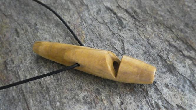 Hundepfeife aus Olivenholz 