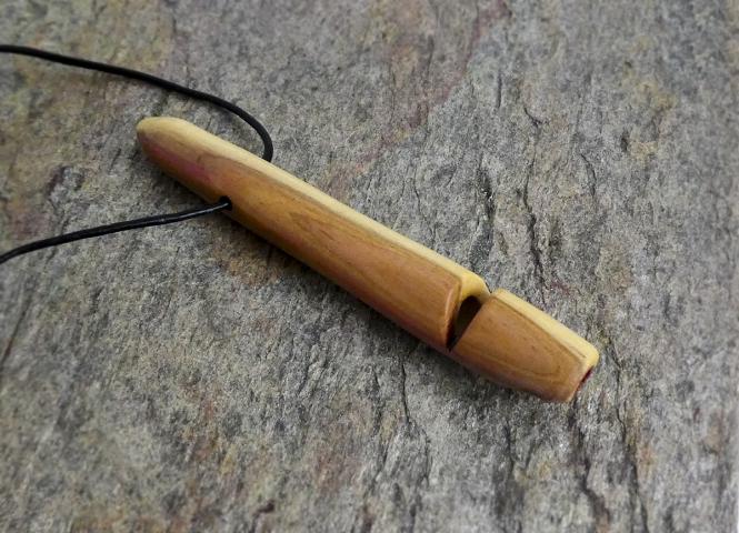 Hundepfeife aus Zwetschgen Holz 